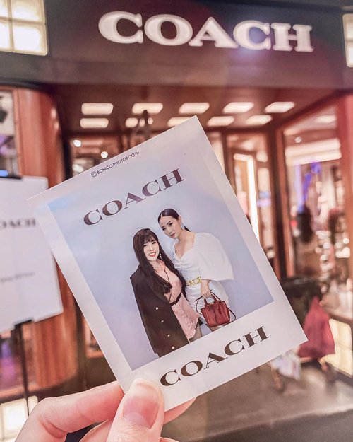 In frame with @tyamihoo for @coach event yesterday. Their Spring20 collection is out now in @tunjungan_plaza 4 LG Floor. I bet everyone is eyeing on Hutton Shoulder Bag now , color blocked made from refined leather with animal print details got me like 👀.
.
Thank you for inviting Ce @tyamihoo 💕.
.
.
#coach #springcollection20 #ClozetteID