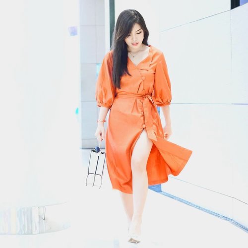 Orange is the new black. This orange dress from @nanna.land @thefthingworld is the bomb m! You can wear it as the way it is, as long coat, or style it like mine 😊🎉.
-
#ootd #fashion #collaboratewithcflo #ClozetteID #ClozetteIDReview
