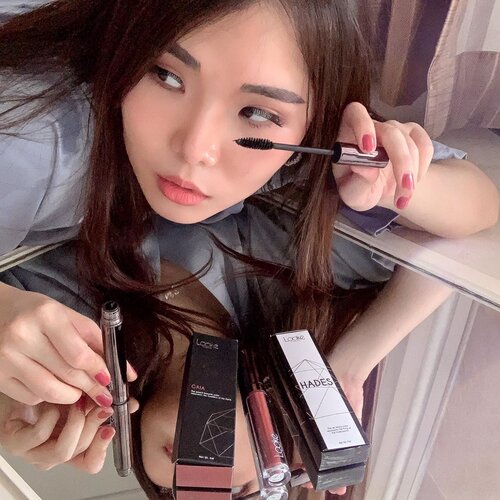 Salah satu local brand terfavoritku sampai hampir semua produknya aku coba 😍. Yup, @lookecosmetics sebagus itu! 
Swipe left untuk review #microblog nya ya 😊.

⭐️ HOLY LASH ELIXIR - HADES.
One of the best mascara! Hasilnya natural dan waterproof, kasih kesan bulu mata lentik dan panjang. Aplikatornya juga pas, nggak clumpy, dan packagingnya mewah banget!

⭐️ HOLY LIP CREME - GAIA.
Salah satu lip cream terfavorit! Teksturnya lembut & ringan dengan warna merah bata dengan hasil satin-matte,transfer-proof, tahan hingga 10 jam!

#lookecosmetics #beautyreview #collaboratewithcflo #beautybloggerindonesia #ClozetteID