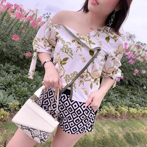 Playing with pattern sometimes can be so much fun during summer time 🎉 - featuring @pmothelabel ‘s asymmetrical print top and @dresslily ‘s snake print clutch. .
.
#stylingideas #outfitideas #collaboratewithcflo #ootd #summeroutfit #ClozetteID