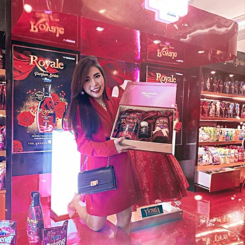 Seru-seruan yuk di @ayokepo edisi Chinese New Year di Galaxy Mall dari tanggal 17 sampai 19 Januari 2020! 🧧...Nah ini salah satu booth yang paling keren disini : @royalebysoklin ! Pelembut pakaian konsetrat dengan parfum elegan yang wanginya tahan lama sepanjang hari ini berasal dr teknologi Royale Active Touch dan aku memang udah cobain sendiri sih kalo wangi nya itu bikin kepercayaan diri meningkat banget! ....Yuk ikut follow @royalebysoklin juga buat ningkatin kepercayaan diri kamu! ...#RoyaleBySoKlin #ScentForSuccess #ClozetteID