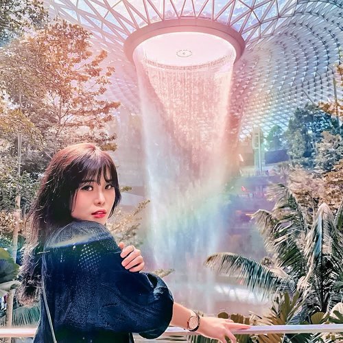 Reminiscing one of the best moment in Singapore. Feels like I can stay here forever 🍃...Fyi, fringe/front bangs is going to be back in trend this 2020. Shall we.....? 😄...#jewelchangi #singapore #jewelsingapore #ClozetteID