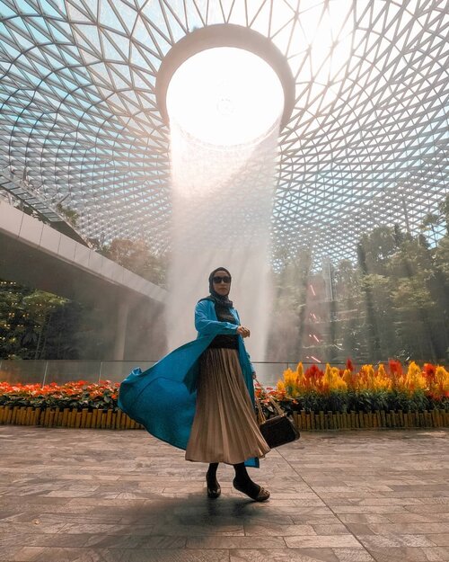 - J E W E L -
. 
Jewel Changi Airport bagaikan permata sesungguhnya yang sangat indah dan memukau. Mengundang banyak orang untuk datang mendekat, berdecak kagum melihat keindahannya dan  tentu saja ingin mengabadikannya dalam sebuah gambar.
.
Jewel Changi berada di level 3 Changi Airport, untuk mendatangi permata berupa air terjun yang memiliki ketinggian 40m ini sangatlah mudah. Tahu sendiri kan secanggih dan senyaman apa Changi? Jadi kalian dijamin nggak bakalan nyasar, tinggal mengikuti penunjuk jalan yang dipasang dalam bandara saja. Baik di area kedatangan maupun keberangkatan. .
Selain Indoor waterfall, hotel, fasilitas tempat shopping/makan dan lainnya. Selain itu terdapat pula taman kece dengan jumlah tanaman ribuan banyaknya.
.
Indoor waterfall bisa dilihat dari berbagai level, untuk naik turun buat pindah level kalian bisa menggunakan tangga yang tersedia di sekeliling taman. Tenang untuk kalian yang bawa bagasi bisa naik turun pakai lift qo, atau kalau nggak mau repot bisa titip dulu kopernya di tempat penitipan.
.
Sok bebaskeun mau pilih naik tangga atau lift, asalkan jangan pilih aku karena aku sudah ada yang punya 🤭🙄. .
Pic taken by : @gopro hero black 8 & @oppoindonesia F9
.
.
.
#travelphotography #travelgram #travelblogger #hijabtraveler #bloggerperempuan #bloggerperempuan #visitsingapore #changiairport #hijabootd #ootdindokece #hijabootdindo #bloggermakassar #travellingwithstyle #travellingwithstyle #travellercantik #Clozetteid