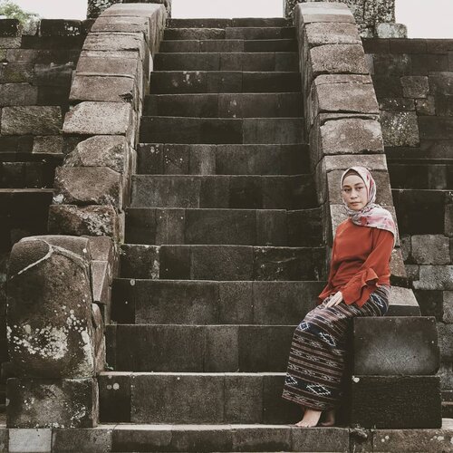 Istana Ratu Boko banyak dikaitakan dengan legenda cerita Loro Jonggrang dan Bandung Bondowoso.🌟Datang ke tempat ini sempat membuat saya berfikir, seperti inikah tempat tinggal sang putri yang terkenal akan kecantikannya itu.🌟Keraton yang terletak disebuah bukit, yang pastinya kalau datang ke sini kalian harus siap menghadapi medan jalan menanjak dan menurun. Lumayan sambil olah raga.🌟Perjalanan yang berliku itu sepadan banget dengan pemandangan yang akan kalian saksikan.🌟Indahnya reruntuhan Keraton Ratu Boko bisa membuat fikiran kalian liar memikirkan gambaran keraton raja pada zaman dulu. Belum lagi pemandangan Gunung Merapi dan Prambanan pun bisa terlihat dari sini.🌟Sudahkah kalian datang ke sini ? ......#hijabfashion #hijabi #hijabootd #hijabindonesia #hijabootdindo #ootd💗 #fashion #fashionista #bloggerperempuan #bloggermakassar #fashionblogger #bloggerlifestyle #bloggerslife #hijabinsta #localbrand #localbrandindonesia #indonesiafashionblogger #instagram #vscofilter #vsco #vscoedit #instagramers #bloggerindonesia #ootdindokece #clozetteid #clozette .#ootd #travelgrams #travel #travelling