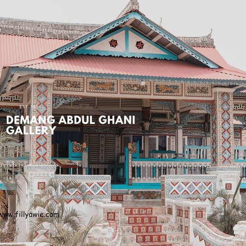 - R U M A H • P E N G H U L U -
.
Demang Abdul Ghani Gallery adalah rumah demang/penghulu, panggilan untuk pemimpin administratif di Melaka pada zaman dahulu.
.
Rumah ini dibangun pada tahun 1894 oleh Abdul Ghani, seorang keturunan Palembang. Selama berdiri rumah ini pernah ditinggali oleh 3 keluarga Demang/Penghulu yang juga merupakan keturunan langsung dari Abdul Ghani.
.
Berusia lebih dari satu abad tidak membuat rumah ini terlihat usang. Rumah yang saat ini sudah telah diterapkan sebagai warisan budaya masih terlihat sangat terawat, cantik dan aesthetic.
.
Sangat instagrammable dan bisa jadi destinasi wisata yang wajib kalian datangi ketika kalian berada di Melaka.
.
Untuk tahu cerita lengkapnya, silahkan baca di blog saya ya.
( Link ada di bio).
.
.
.
.
.
.
.
.
. .
.
.
.
#FabulousMelaka #visitmalaysia #visitmalaysia #melakatrip #demangabdulghanigallery #creativemultiplepost #garagarainstagram #travelblogger #hijabtraveler #Clozetteid #madewithstories #instajournal #instagrammagazine