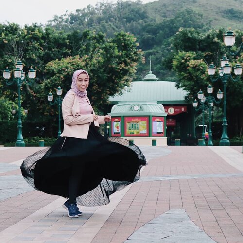 ~ Life is More Fabulous in a Tutu ~.Rok tutu untuk lebaran ?? Kenapa enggak ya kann. Memakai rok tutu bisa membuat style kamu nggak average alias stylish, modest yet fashionable..Kebanyakan rok tutu didesign dengan potongan a-line yang bervolume, berlapis dan membuat kita terlihat lebih berisi. Seperti rok tutu dari @geulis.idyang saya pakai ini. Tutunya tebal dan bahan furing yang adem dan nggak nerawang..Nah untuk outfit liburan lebaran saya padanankan rok tutu dengan manset polos. Agar tampilan terlihat simple dan klasik, sesuai dengan gaya fashion yang saya anut 🤭😊..Karena di sini sedang musim hujan, saya tambahkan jaket kulit  dengan design asimetrical di bagian dada, agar tampilan lebih stylish dan juga berfungsi untuk membuat badan tetap hangat dari cuaca yang cukup ekstrem. .Untuk alternative style kalian bisa juga memadukan rok tutu dengan crop top, denim jacket dan untuk tampilan formal saat lebaran bisa dipadukan dengan kemeja atau atasan brokat. #rayawithgeulis.......... ...........#hijabfashion #hijabi #hijabootd #hijabindonesia #hijabootdindo #ootd💗 #fashion #fashionista #fashionable #bloggerperempuan #bloggermakassar #fashionblogger #bloggerlifestyle #bloggerslife #hijabinsta #localbrand #localbrandindonesia #indonesiafashionblogger #instagram #vscofilter #vsco #vscoedit #instagramers #bloggerindonesia #ootdindokece #clozetteid #clozette .#ootd #riamirandascarf