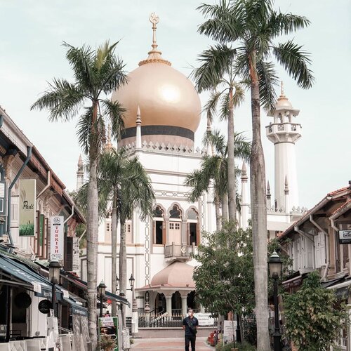 - Selamat Idul Fitri 2020 -.Bulan puasa sudah dilewati. Alhamdulillah sampai juga di hari Lebaran. Untuk itu ijinkan saya mengucap selamat Idul FitriMohon maaf lahir dan bathin.Lebaran di rumah saja.Inshaallah tetap terasa istimewa.Jangan lengah tetaplah waspada.Saat bersilaturahmi, pakai teroosss maskernya 😷 🙏🙏.........#lebaran2020#sultanmosque #sultanmosquesingapore#hajilane #visitsingapore#madewithstories #raw_indonesia #garagarainstagram #creativemultiplepost. #destinationsingapore#singaporetravel #canonphotography . #travelgainers #travelphotography #hijabers_indonesia #traveldestination #hijabtraveler #kampungglam  #travelgram #singaporetravel #instagramstories  #fillyawietraveldiary #clozetteid