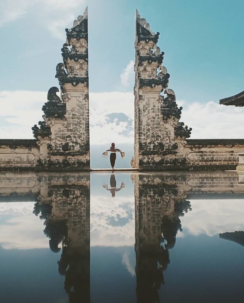 Pura Lempuyangan Luhur🌟Pura Lempuyangan berada di desa Karangasem, Bali. Berjarak lebih dari 80km dari Kota Denpasar, ibu kota provinsi Bali.🌟Di area Pura Lempuyangan ini terdapat 7 Pura Suci, yang merupakan salah satu Pura tertua yang ada di Bali..Untuk bisa mengeksplor semua Pura yang ada di sini diperlukan waktu sekitar 4jam, begitu kata Bli yang berjaga di pos masuk..Kebanyakan wisatawan yang datang ke sini sih, tujuannya ingin berfoto di " Gerbang menuju Surga" yang sangat famous di jagad instagram.🌟Gateway to Heaven, berada di Pura pertama yang posisinya ada di bagian paling bawah. Artinya tempat ini adalah tempat pertama yang akan kita temui ketika masuk ke area Pura.🌟Ketika memasuki area Pura Lempuyangan, wisatawan diwajibkan menggunakan sarung/Kain. Kalau kalian nggak bawa sarung, di pos masuk ada tempat penyewaan sarung dengan harga 10K/sarung.🌟Sedangkan tiket masuknya tidak dipatok harga, boleh seikhlasnya saja.🌟Jarak Gateway to Heaven cukup dekat dari pos masuk, hanya saja jalanannya menanjak tajam. Jadi lumayan ngosngosan.🌟Untuk bisa foto di gateaway to heaven ini dibutuhkan kesabaran yang sangat tinggi. Karena antriannya luar biasa mengular panjangnya. Untuk mendapatkan giliran berfoto dibutuhkan waktu lebih dari 1.5jam, ya pokoknya harus sabar2.🌟Trus bagaimana bisa mendapatkan foto ciamik seperti ini ?.Tenang kalian tinggal serahkan HP pada Bli yang bertugas memotret, tidak dikenakan biaya potret sama sekali. Tapi boleh memberikan tips seikhlasnya.🌟Di area jalan menuju Pura terdapat banyak orang berjualan, utamanya jualan buah2an. Pun ada toilet umum tidak jauh dari area pintu masuk. 🌟Jadi nggak perlu khawatir kalau kehausan, kelaparan atau ingin kebelakang.Yang penting siapkan mental dan stamina untuk ngantre berjam-jam.🌟Selamat berkunjung ke sini... #clozetteid #travel #traveldestination#halu #bloggerindonesia #travelblogger#puralempuyang #puralempuyanganluhur #wonderfulindonesia #pesonaindonesia #bali #destinasiindonesia #balitravel #baliholiday..#hijabfashion #travelwithstyle #hijabootd #hijabindonesia #hijabootdindo #ootd💗 #fashion #fashionista #fashionable #bloggerperempuan #bloggermakassar