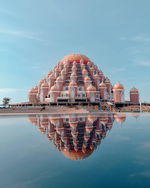 ~ Masjid 99 Kubah ~
.
Masjid 99 Kubah berada di kawasan Center Point of Indonesia (CPI), Makassar Sulawesi Selatan.
.
Sampai saat ini masih dalam tahap pembangunan, walaupun begitu pesonanya sudah berhasil menarik perhatian banyak orang.
.
Tidak sedikit orang yang datang untuk melihat langsung dan mengagumi keindahan masjid karya Bapak @ridwankamil ini. .
Melihat, kagum dan tidak lupa mengabadikannya dalam sebuah jepretan kamera. .
Waktu terbaik untuk datang ke sini adalah pagi dan sore hari, karena kalau siang hari Mataharinya nyolot banget 🤭.
.
Kalau mau lebih adem sih datang aja pas mepet di waktu sunset. Mataharinya dah lumayan kalem plus kalian bisa foto saat golden hour.
.
Masjid ini (kayaknya) bakalan jadi Landmark baru yang akan didatangi turis saat ke Makassar. Posisinya pun bersebrangan dengan Pantai Losari, perfect banget buat ngabisin sore kalian dengan santuy!
.
Habis foto2 jangan lupa ibadah magribnya jangan dilewatkan yaa 😉.
.
.
.
📷  taken by @oppoindonesia f9
.
.
.
#pakekamerahp
#mainsimple #garagarainstagram #raw_indonesia #instamakassar #visitmakassar #pesonaindonesiaofficial #travelblogger #mosque #fillyawietraveldiary #Clozetteid #travelphotography