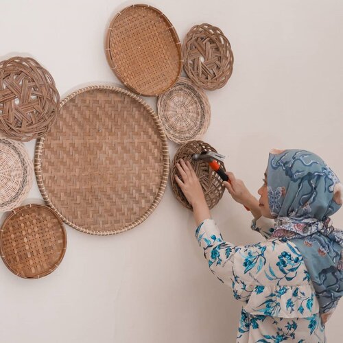 - D I Y Wall Decor -.Crafting dan DIY bisa jadi salah satu coping stress/pelepasan stress yang positif saat menghadapi era new normal..Membuat kerajinan tangan, belajar memasak atau mendekorasi rumah bisa jadi salah satu cara untuk melepas kebosanan saat harus di rumah saja..Coba deh cari2 ide di pinterest atau bongkar storage2 di rumah, pasti ada barang yang bisa kita manfaatkan untuk di recycle dan menghasilkan manfaat yang baru..Saya memilih untuk mendekorasi dinding ruang makan menggunakan piring rotan dan tampah bambu yang murah meriah..Murah meriah tapi tetap kece dipandang mata. Kalau mau tahu bagaimana cara membuatnya, cuss ke www.fillyawie.com aja yaa..Jangan lupa tinggalkan jejak dan komen di sana, biar saya bisa mampir balik ke blog kalian..Bagaimana menurut kalian dekorasi dinding dari piring rotan ini? Yey or Ney?....... ..#diyproject #diyhomedecor #diydecor #diyideas #riamirandastyle #5minutecrafts #5mincrafts #walldecoration #walldecormurah #walldecorshabby #walldecorkekinian #walldecorkayu #walldecorunik #bloggerperempuan #bloggerindonesia #bloggermakassar #mohantop #clozette #clozetteid #DIYBlogger