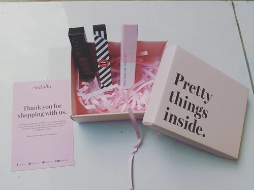 liptik baruuuu 😍😍 .

I got this beautiful box from @sociolla . Thankyou 👌

#sociolla #blpbeautylipcoat #makeoverintensemattelipcream #mizzuvalipciousvelvetmatte #femaledailynetwork #fdbeauty #clozetteid