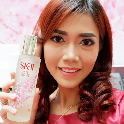 Selfie dengan Produk
Facial treatment dengan design bunga-bunga Sakura dengan manfaat Mengangkat sel kulit mati pada permukaan kulit wajah, Membantu menyamarkan bintik hitam, membantu mengurangi tampilan kerutan, Miracle Water ringan yang cepat meresap ke dalam kulit
.
@femaledailynetwork & @skii_id .
#ChangeDestiny #SKII #SKIIGifts #FDxSKII #FemaleDaily #fdbeauty #motd #bestoftheday #beauty #blogger #bloggerslife #beautiful #instagood #fujifilm #terfujilah #indonesianbeautyblogger #clozetteid #makeup #l4l #like4like #lifestyle #lifestyleblogger