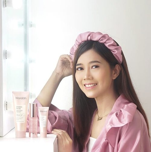 Seneng banget cobain skincare terbaru dari @wardahbeauty 🌸

Wardah kini menghadirkan solusi dan inovasi baru perawatan kulit halal untuk permasalahan kulit kering dan dehidrasi yaitu Wardah Hydra Rose dengan kandungan Avalanche Rose Oil dan Hydrating Active  mampu menghidrasi kulit tanpa terlihat oily selama 72 jam, bikin kulit lembut dan lembap.💗

Jadi buat kalian yang sudah penasaran banget buat cobain, Ada special promo diskon up to 50% dan hadiah special dari Wardah kalau kamu beli HydraRose di tanggal 11.11 nanti di e-commerce Lazada, Shopee, Tokopedia, dan Sociolla loh!👌🏼jangan sampai kehabisan, karena ini solusi tepat buat kulit kering dan dehidrasi kita 😘

#WardahRiseWithRose #WardahHydraRose
#skincare
#beauty
#wardahbeauty
#ClozetteID