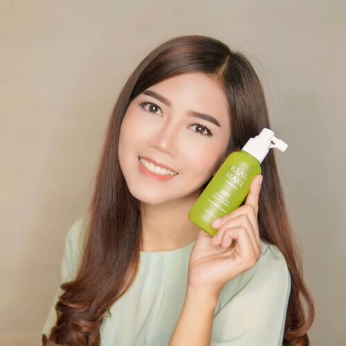 Menurut aku punya rambut bagus harus dimulai dari kulit kepala yang sehat karena rambut berawal dari akarnya. Pas banget niy aku sudah beberapa hari ini pakai produk terbaru dari @rated_green Real Mary beneran segarnya REAL!.Rated Green adalah No.1 Organic Hair Rescue 100% Made in Korea. Saat disemprotkan memberikan kesegaran instan pada kulit kepala dan rambut karena ada sensasi dingin yang menyejukkan dengan wangi yang segar. Pertama kali coba aku juga gak khawarir karena 94% bahan alami, pertama dengan teknologi cold brew rosemary, No Silikon, No Paraben, dan No iritasi!.Buktikan sendiri SEGARnya!.@sociolla @rated_green#RatedGreen.#clozetteid #beauty #haircare #lifestyle #hairtreatment #rosemary