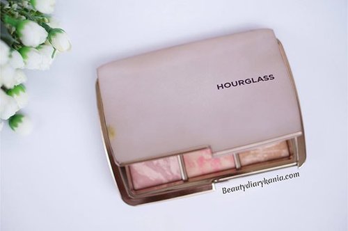 My new favorite as bronzer, blush on & finishing powder makeup.

You can read my review about this #hourglassambientlightingpalette on my blog 
http://www.beautydiarykania.com/2016/02/review-hourglass-ambient-lighting-edit.html 
Or link on my bio :) #hourglass #hourglasscosmetics #ambientlightingeditpalette #beauty #blogger #beautyblogger #beautybloggerid #clozetteid #makeup #bluhon #bronzer #finishingpowder