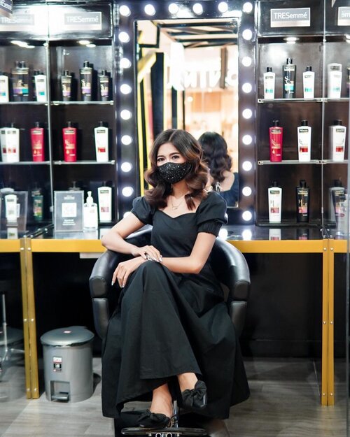 Pertama di Indonesia!❤️@tresemmeid The Backstage Professional Hair Studio hadir di SENAYAN CITY lantai 2 loh! Kamu Bisa dapatkan semua layanan disini GRATIS! Hanya beli produk TRESemmé senilai 50.000 (dimana saja & simpan struknya) atau kalian bisa beli di vending machine yang tersedia di Hair Studio #TRESemmeTheBackstage ...Kalian Bisa Coba :🖤Virtual Hair Makeover ToolsDengan isi data masalah rambut kamu akan di rekomendasikan produk TRESemmé sesuai kondisi rambut serta bereksperimen berbagai hairstyle yang cocok secara virtual dan hair stylist TRESemmé akan mewujudkannya!.Disini kamu bisa coba :🖤 TRESemmé Touchless Vending MachineKamu bisa purchase produk TRESemme secara online di sini & aman touchless di masa pandemi.🖤Hair Check CornerKamu akan di periksa kondisi rambut & kulit kepalanya dan mendapat Rekomendasi produk yang tepat.🖤Studio ServiceKamu bisa hair wash, hair cut & styling di bantu oleh Hair Dresses professional & sesuai protokol kesehatan yang ketat!🖤Finished After LookSelesai Styling kalian bisa banget “Runway Ready Hair” pose ala model Fashion Show di Booth TRESemmé..Yuk cobain langsung pengalaman seru di TRESemmé Backstage Professional Hair Studio ✨.#clozetteid