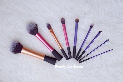 My favorite brush 💋

#beauty #brush #realtechniques #realtechniquesbrush #potd #clozetteid #blogger #beautyblogger #indonesianbeautyblogger #fdbeauty #makeuptools #makeupbrush #powderbrush #blushbrush #pointedbrush #settingbrush #starterkitbrushes #starterkitbrushset