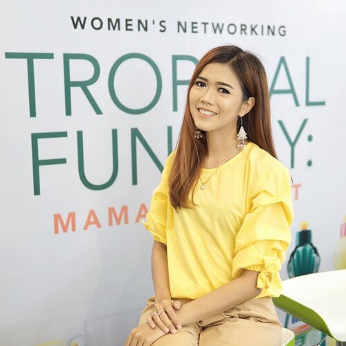 Earlier today attending Mama Day Out : @mamaindonesia X @glitzmediaco  Women's Networking Tropical Fun Day 💛💚💛
.
#LetsCelebratewithMAMA #MAMALemonxGlitzMedia #AksiMAMA #POTD #MOTD #bloggers #bloggerslife #lifestyle #lifestyleblogger #glitzmedia #clozetteid #momblogger #mommyblogger #bestoftheday #makeup #beauty #ootd