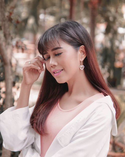 More smiling, less worrying. More compassion, less judgment. More blessed, less stressed. More love, less hate.
Roy T. Bennett
.
Love earring @wearring.id
.

#quotesoftheday #ClozetteID #POTD #lifestyle #style #beauty #makeup