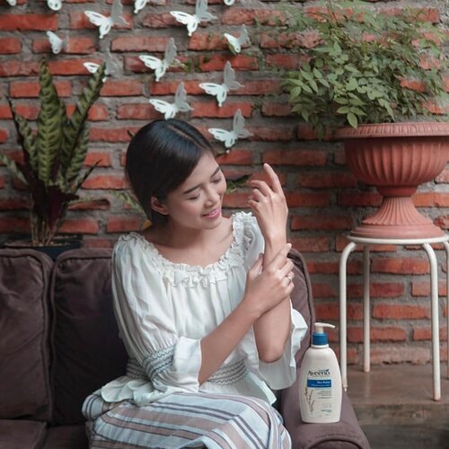 Bukan cuma muka yang dirawat tapi badan juga dong!
.
Aku pilih skincare yang pastinya aman dan terpecaya seperti @aveeno_id Skin Relief Moisturizing Lotion, karena dari dulu aku sudah pakai dan merasakan hasilnya kalau Aveeno dapat memelihara dan melembabkan kulit kering dan sensitif. Formulanya cepat meresap dan terbukti secara klinis dapat menenangkan kulit sensitif maupun ekstra kering serta melembabkan selama 24 jam.💙
.
Aku juga gak ragu untuk mengunakannya karena mengandung bahan alami Active Naturals Triple Oat Complex lotion yang baik memperbaiki perlindungan kulit secara natural dan mendukung ekosistem natural kulit untuk kulit yang sehat dan seimbang. Pastinya aman banget karena tidak mengandung fragrance sehingga sangat lembut untuk kulit sensitif sekalipun.☑️
.
Yuk rawat kulit tubuhmu sekarang juga!😉

@aveeno_id
#GetSkinHappy 
#AveenoID
#ClozetteID
#skincare
#beauty
#lifestyle