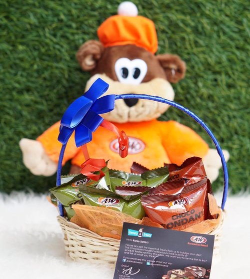 O em ji... You made my day so really happy when I arrived at home got this yummy... Thank you @awrestoranid for the surprise sending me this hampers Choco fondant OMG it's very delicious love it so much 😘😘😘 #awrestaurants #chocofondant #bloggerlife #bloggerindonesia #potd #cute #rootybear #indonesianblogger #clozetteid #bestoftheday #food #foodblogger #instafood #foodies #foodpic #foodgasm