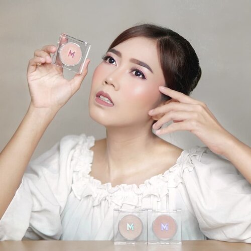 Makeup glowing? You need Highlighter✨
.
Akhir-akhir ini aku lagi suka banget @mizzucosmetics Nomina Highlighter yang aku pakai pada area tertentu diwajah. Simple & sleek packaging dengan formulanya mudah diblend & you can adjust for glowing makeup natural or glamour. Nomina Highlighter 3 shades untuk berbagai skin tone: Lumens (Warm Skin Tone), Lux (Universal), Candella (Fair Skin Tone) and the most fav. aku shade lux gils bagus banget kilaunya❤️
.
Selain sebagai higlighter, Nomina juga bisa digunakan sebagai eyeshadow lho... Kilaunya lembut dan cantik karena Nomina highlighter memiliki mikro partikel. So it can be use to any occasion😍 Recommended banget deh MIZZU memang selalu the best dengan harga terjangkau👌🏼 cobain deh!

@clozetteid
#MIZZUReview #MIZZUCosmetics #MIZZUCosmeticsXClozetteID #ClozetteID #ClozetteIDReview
#makeup #beauty #indobeautygram #indonesianbeautyblogger