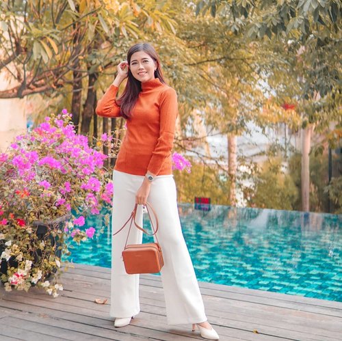 Being a mom is hard, It's important to remember that life is hectic and unpredictable.💪🏼
.
Wearing top Suri Turtleneck in Terracotta & Anaz Premium Culotte in white from @monomolly.id 🧡🧡🧡
.
#JoinTheTrend #monomolly #ClozetteID #lifestyle #style #ootd #fashion