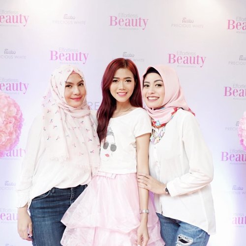 Diapit dua perempuan hijab cantik di acara @fanbocosmetics dan kita bisa cobain produk #newFanbo #FanboPreciousWhite mulai dari skincare & dekoratif yg merupakan rangkaian produk Fanbo yang memancarkan kecantikan natural, #effortlessbeauty & Flawless
#FanboCosmetics
.
#makeup #motd #potd #clozetteid #beauty #blogger #beautyblogger #influencer #l4l #like4like #lifestyle #lifestyleblogger #bestoftheday #skincare