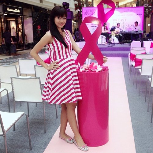 #latepost my #ootd on #breastcancercampaign #breastcancerawarenesscampaign #breastcancer #campaign #wearestrongertogether on event @esteelauder & @clinique_ind with #touchofpink dresscode and love this flat shoes simple, sparkling and the color like candy hehehe very comfortable #clozette #clozetteid #clozetteambassador #shoes #casual