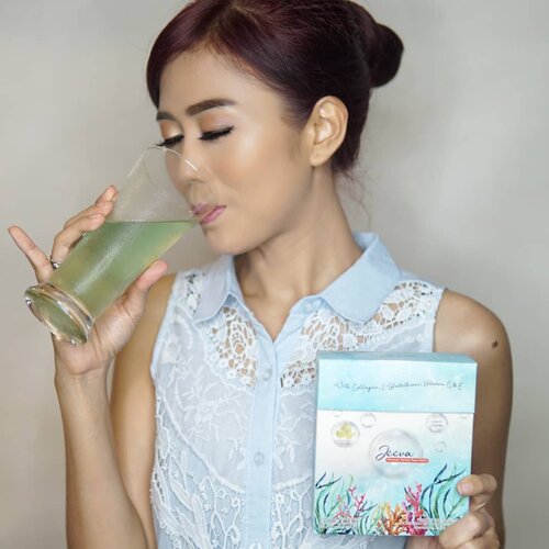 Semakin bertambahnya usia aku perlu merawat kulit yang tidak hanya dari luar tapi juga dari dalam untuk menutrisi dan merawat kulit tetap sehat secara maksimal. Makanya aku minum suplemen @jeevabeauty.id.Jeeva Beauty ini mengandung bahan alami serta aneka nutrisi lengkap untuk kulit yang sehat dan cerah, di antaranya kolagen ikan dari lautan dalam pasifik, vitamin A,C dan E, L-Glutation serta bahan alami seperti Ekstrak biji anggur. Dan yang paling penting, produk ini sudah memiliki izin BPOM dan bersertifikasi Halal!.Jeeva ini berbeda dari suplemen lain karena dalam satu kemasan lengkap banget, kandungan kolagen & Vit E yang merawat kulit, agar sehat, cerah, halus dan lembut, produk ini juga membantu untuk menjaga kesehatan tubuh karena kandungan L-Glutathione yang mendetox tubuh dari bahaya radikal bebas serta kandungan VIt.C yg selain mencerahkan kulit juga menjaga stamina tubuh tetap ok sepanjang hari..Aku sudah 2 minggu minum Jeeva Beauty dengan rasa melon hang segar dan merasakan langsung manfaatnya. Jadi buat siapapun yang ingin tampil cantik, kulit sehat dan tak gampang capek, produk Jeeva ini tuh udah lengkap banget. Kalau udah ada yang lengkap, buat apa beli yang lain 😉.#beauty #Clozetteid #jeevabeauty #potd #style #lifestyle #minumansuplemen