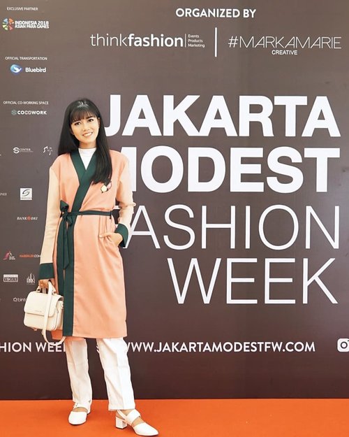 Weekend ini mampir ke @modestfashionweeks yuk! Event ini merupakan event fashion terbesar di Indonesia di Gandaria City selama 26 - 29 Juli 2018.
.
Selain ada fashion show, talk show, workshop, panel dan banyak stand 50 merek berkualitas baik jadi bisa sekalian shopping deh...
.
Event ini terselenggara atas kerjasama @thinkfashionco dan @markamarieofficial
.
Visit: www.jakartamodestfw.com untuk detailnya!
.
Outer super nyaman by  @markamarieofficial #markamarie
.
#modestfashionweeks #jakartamodestfashionweek #jmfw #jmfwpeople #IAmGoingtoJMFW #thinkfashion #markamarie #gandariacity #wardahbeauty #wirausahamudamandiri #parainspirasi #enjoyjakarta #ClozetteID #bloggerview #bloggercrony