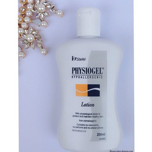 Physiogel lotion claims is a hypoallergenic, moisturizing lotion with physiogical lipids for the daily care of dry and sensitive skin conditions. The unique formula of PHYSIOGEL Lotion contains no colourants, perfume and preservatives to enhance its hypoallergenic effect. 
Well let see how it works to my dry skin on the next my blogpost #MyDrySensitiveSkin #beauty #blogger #beautyblogger #skincare #potd #clozetteid #physioel