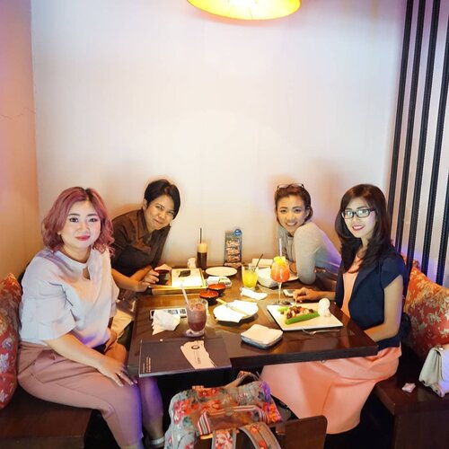 Ngobrol seru2an sesama emak2 hehehe with @carnellin, team @covermark_id mba @keykrisna and mba Rita dari yang ngajak sampe yg serius yang namanya cewe mah kalo ketemu and ngobrol pasti seru deh.. 😁

#beauty #beautyblogger #indobeautyvlogger #indonesiabeautyblogger #fotd #makeup #makeup #covermarkid #covermark #likeforlike #CLOZETTEID