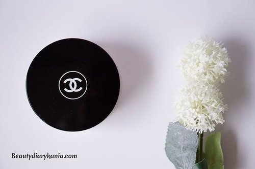 Apply loose powder on top of the foundation under your eyes, so if a little shadow spills, it's easier to wipe off.

#quotesoftheday #makeup #beautybloggerid #clozetteid #beauty #blogger #beautyblogger #indonesiabeautyblogger #fdbeauty #potd #chanel #chanelloosepowder #chanelpoudreuniversellelibre