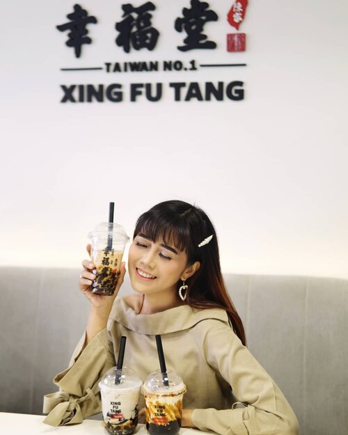 Just enjoyed my Friday with @xingfutang_indonesia for the first time 😅Yup finnaly aku nyobain juga bobba hits from Taiwan. Kali ini aku langsung cobain 4 varian hahaha...😜 Menurut aku bobba nya mempunyai tekstur yang lembut dan chewy rasanya fresh banget karena dibuat langsung di store. Actually semuanya yang tadi aku coba enak dan yang paling nagih buat aku adalah the signature of fresh milk brown sugar bobba😍.So... Congrats🎉 @xingfutang_indonesia  for the opening of the newest outlet at Rukan Golf Island Blok L/15, PIK, Jakarta Utara💗.#clozetteid#lifestyle#style#bobba#xingfutang