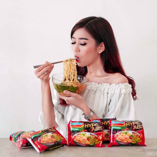 Buat kalian yang tau aku banget pasti tau jajanan kesukaan aku salah satunya seblak, nahhh pas banget kemarin aku lagi buka Tokopedia terus liat ada @indomie HypeAbis Kuah Seblak Hot Jeletot! Waaahh gercep aku auto beli, kan pas banget  banget tuh Mie rasa Seblak 🤤, akhirnya aku order gak pake lama sehari langsung nyampe, dan langsung aku buat..
.
Ternyataaaa rasanya tuh enaaaak banget, mienya lebar2 gitu, kuah seblaknya paaasss banget, nah yg lebih favorit lagi ada kerupuk merahnya itu nyessss pissaaann... Akhirnyaaa, aku gak perlu ribet lagi kalo lagi pengen makan seblak malem-malem, bisa langsung buat Indomie HypeAbis Kuah Seblak Hot Jeletot ini!
.
Ayooo kalian harus cobain juga yah! Gampang banget kok ordernya kalian bisa beli di Indomie Official Store (link on @indomie bio) Dijamin Seblaknya HypeAbis! 
@Indomie #seblaknyahypeabis #seblakhotjeletot #lifestyleblogger #foodblogger #foodgram #foodie #foodstagram #foodlover #indomie #clozetteid