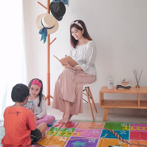 Others things may change us,.But we start and end with the family❤️ cause Family where life begins and love never ends💋.In one frame with @folkaland #SekotakCinta #BersamaLokalEarrings @shopkagumiHeadband donut @littleloves.idWooden toys @wooddo.idReed diffuser @javabotolNotebook @alangka.idFabric softener @pureco.incKarpet ular tangga @toys.surabayaAll review on my IG stories😍.#clozetteid#family#quotes#lifestyle#style#parenting#parentinghood