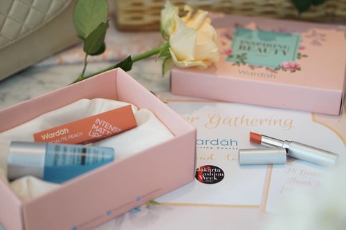 Beautiful surprise from Blogger Gatherinh @wardahbeauty it's realy always be Inspiring Beauty to beautiful #MatteAndMoist Lipstick and so in love the color Socialite Peach is truly me... 😍😍😍
Thank.you so much 😘

#beauty #bloggers #bloggerslife #wardah #wardahbeauty #lipstick #beautybloggerindonesia #beautyblogger #clozetteid #potd #makeup #lipstickaddict #makeupjunkie #lipstickjunkies #beautybloggerid #indonesianfemalebloggers