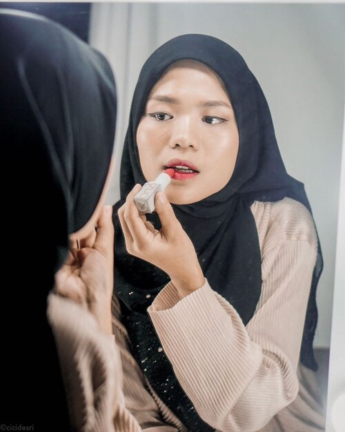 Salah satu lipstick favorit ku dari @romandyou Zerogram Matt Lipstick shade #redcarpet yang pas dipake tuh sama sekali ngga berat, malah kaya kita pake bedak tabur bayi. Halus, lembut dan garis bibir langsung mulus seketika.For special occasion, biasanya aku apply lipmatte nude lalu diombre dengan Romand. Hasilnya jadi lebih fresh gitu ke wajah. Merah merona macam anak gadis mau malam mingguan, gengs 😂Dapetin produk ini disini 👇@charis_celeb @hicharis_official @charis_indonesia .#charis #charisceleb #romandzerogram #skincarekorea #makeupkorea #zerogramlipstick #lipstickhack #stayyoung #clozetteid