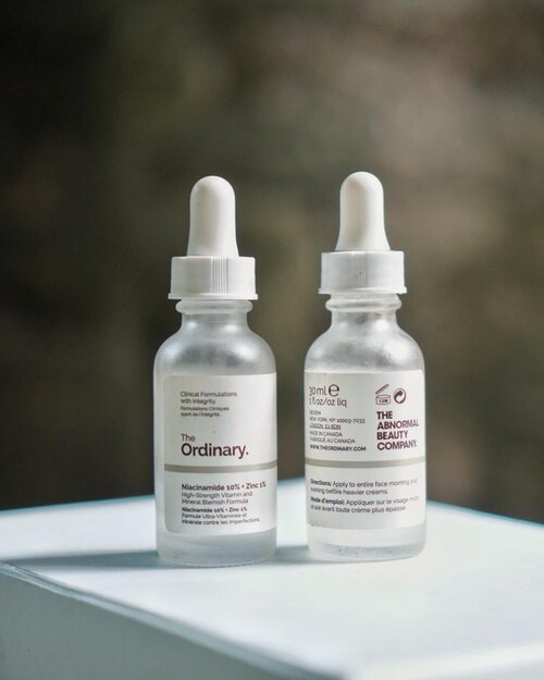 Untungnya sekarang makin banyak official website skincare yg menjual produk ini, The Ordinary Niacinamide Zinc. Pertama kali mau nyoba, masih rada susah nyarinya. Beli di online shop personal masih ragu keasliannya. Tapi sekarang, udah gampang banget buat beli The Ordinary Niacinamide Zinc ini.

Face serum yang satu ini emang teksturnya agak thick ya tapi lumayan cepat menyerap kok. Dan hasilnya, jangan ditanya, buat yang punya masalah kaya aku, oily acne prone skin, pasti ketagihan sama face serum ini.

Kandungannya memang bisa meredam munculnya jerawat dan lumayan bikin wajah lebih cerah. Kebayang gak sih kulit wajah yg terpapar makeup tiap hari, kena panas - macet, kalo gak dirawat bisa butek kaya apa.

Aku sempet ulas segimana jatuh cintanya sama produk ini. Tapi kalo butuh review lain, banyak kok di forum juga 😁
.
.
.
.
.
.
.
.
.
.
.
.
.
.
#cicidesricom #theordinaryskincare #theordinaryfaceserum #faceserum #niacinamide #beautyhacks #beauty101 #beautyjournal #beautyjournalsociolla #beautynesia #beautyblogger #productreview #momblogger #momvlogger #beautytips #clozetteid