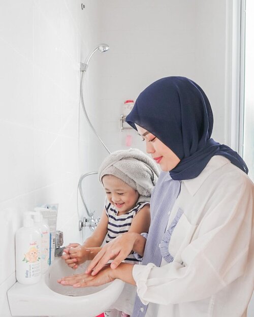 Makasi loh Moms yang bulan lalu kasih rekomendasi produk Bambi lainnya, aku jadi pakai juga produk Bambi Bath Series, ada shampoo, Milk Bath, Hair & Body Bath dan Hand Wash. Lengkapppp banget ternyata!!!Apalagi ya Produk Bambi ini bisa dibeli via Tokopedia dan Shopee jadi ngga perlu antri dan bisa manfaatin gratis ongkirnya Moms, lumayan banget kan? BTW, Bambi Baby Shampoo ini OK banget loh untuk membersihkan rambut dan kulit kepala si kecil. Apalagi Bambi Baby Shampoo juga memiliki keseimbangan pH dan anti iritan seperti Pro Vit B5, Ekstrak Licorice dan Chamomile yang bagus untuk kulit kepala dan rambut si kecil. Yang mau lebih hemat, bisa pakai Bambi Hair & Body Bath yang memiliki kandungan conditioner polyquaternium-7 dan Vit E untuk merawat rambut bayi.Ngga cuma itu, Bambi Hand Wash nya juga kids friendly. Jadi meskipun anak sering cuci tanggan tidak membuatnya kering atau iritasi.Satu lagi, aroma semua produk Bambi ini soft and fresh banget. Kalau Moms udah pernah pakai produk Bambi pasti tau banget deh, kenapa anak-anak suka dengan aromanya.Jadi, apa nih produk Bambi andalan Moms semua?#BambiBabyHandWash#BambiBabyBathSeries#TrustedNaturalBabyCare#BambiDailySkinProtection#cicidesricom #clozetteid