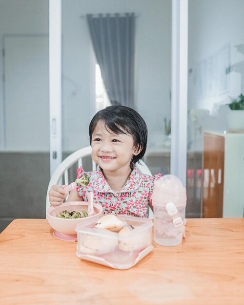 Tau ngga Moms, salah satu tips Nafeesa lahap makan yaitu dg menyajikan makanannya di tempat makan favorit dia, entah bentuk atau warnanya yang dia suka bgt. Seperti lunch box set Mugu ini. Selain desainnya cakep, bahan yang digunakan juga aman, tanpa bahan kimia berbahaya, BPA Free serta sudah food grade.- Set todler spoon & fork terbuat dari stainles steel, gagangnya tebal dan kokoh tapi ngga berat jadi nyaman digenggam anak2.- Mugu strap drink botlle yang ringan, sedotan dengan desain Gravity Ball, anti bocor dan mampu diminum di segala sudut. Tali strapnya juga bisa disesuaikan. Apalagi dg desain Flip Cap higienis & sedotan silikon pop up. Praktis dibuka ditutup dan membuat anak minum secara mandiri.- Mugu lunch box, wadah multifungsi dengan desain anti bocor yang dilengkapi segel kedap udara. Aman dimasukan ke microwave da mesin pencuci priing lho.- Mugu Suction Bowl, mangkuk anti selip yang terbuat dari bahan plastik.Fungsional banget kan Mom? Yang mau beli bisa pakai promo code DESRI10 berlaku di website. @mugubaby #mugumoments ........#cicidesricom #clozetteid