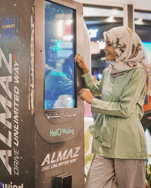 Karena penasaran weekend lalu banyak teman2 bermain di Vending Machine Wuling, hari ini aku pun mencobanya juga. Pas banget makan siang di AEON JGC jadi sekalian deh, apalagi dpt hadiah juga jadi makin semangat 😁Tenaang, hadiah masih available kok. So buat kalian yang mau nyobain Vending Machine Wuling bisa datang ke AEON JGC, cuma sampe 10 Oktober 2019 aja lho. GRATISSSS!Cara dapetin hadiahnya gampang bgt:1. Masuk ke wuling.id/halowuling2. Isi formulir untuk dapat kode unik3. Kode unik nantinya dikirim ke email kita4. Terus ke vending machine yang di AEON Jakarta Garden City5. Mulai interaksi dengan mengucapkan 'Halo Wuling' di vending machine6. Tonton video yang muncul7. Masukin kode unik setelah video selesaiAtau kalian bisa juga dibantu sama Kakak cantik yang stand by disana utk pengisian form on the spot.Upload keseruan saat main vending machine ini di social media, kamu berkesempatan mendapatkan speaker JBL, kamera Instax & drone DJI Tello! Seru banget kan? Yuk datang & upload keseruan kamu bareng #WulingSmartVendingMachine ini.@wulingmotorsid #WulingMotors #Almaz #DriveUnlimitedWay #SmartTechnologySUV #HaloWuling..........#cicidesricom #clozetteid