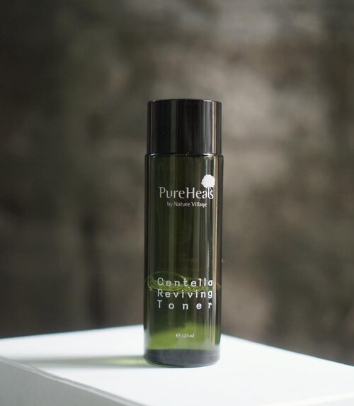 PUREHEALS CENTELLA REVIVING TONER

Peeling toner dengan ekstrak Centella Asiatica untuk memulihkan kulit agar tampak sehat, cerah dan merata. Mengeksfoliasi kulit dengan lembut untuk memulihkan dan merawat kulit kasar yg kering agar menjadi halus. Bahan aktif ekstrak Centella Asiatica dapat membantu pembaharuan kulit dan juga melembabkan dan menjaga daya tahan lapisan kulit. 
Cara Pakai : Gunakan setelah membersihkan wajah. Basahkan kapas dengan produk atau tuangkan pada tangan secukupnya dan tepukan pada kulit wajah.

Yang aku rasakan setelah pakai ini, wajah jadi lebih lembab bukan berminyak ya, yg pasti lebih fresh. Kalo permukaan wajah mau lebih halus tetep harus dibantu eksfoliasi sama scrub atau peeling, kalo ngga hasilnya tetep gak maksimal, apalagi utk wajah yg mudah komedoan.

Sedihnya karena tinggal dikit. Utk kemasan 130 ml harganya sekitar Rp 398.000,-
.
.
.
.
.
.
.
.
.
.
#cicidesricom #beautyhacks #skincarepemula #hydratingtoner #pureheals #skincarekorea #beautyjournalsociolla #beautyjunkie #clozetteid #purehealsindonesia #beauty101