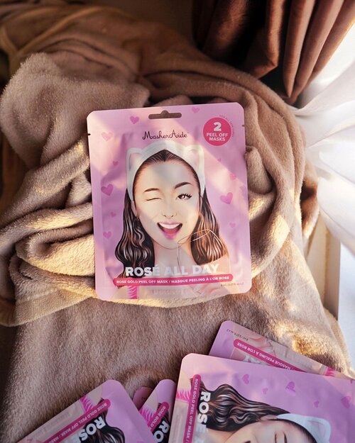 Emang selalu tertarik deh kalau ada skincare yang punya manfaat mengecilkan pori-pori wajah. Termasuk peel of Mask yg satu ini. Awalnya ku kira sheet Mask ternyata bukan. Rose all day, peel of Mask punya tekstur yang mudah diratakan diarea wajah, warnanya pink dan cara membersihkannya juga gampang, tinggal dikletekin aja sist.Kalau pakai peel of Mask jangan pelit ya, biar mudah pas diangkatnya. Untungnya ROSE ALL DAY MASK ini isinya super banyak, asli deh bisa dipakai berdua karena sayang ya kalau ngga langsung dihabiskan bisa kering.Tenang, kandungannya juga lengkap:- Royal Jelly, utk soothing skin dan anti aging- 24k gold, membasmi bakteri penyebab jerawat, menjaga elastisitas kulit.- honey extract, menjaga kelembapan wajah..1 kemasan, berisi 2 peel of Mask. Harga special, hemat Rp30ribu cek disini 👇.http://hicharis.net/cicidesri/1qb5..#roseallday #maskpacks #peeloffmask #cicidesricom #charisceleb #clozetteid #peeloffmask #Maskeraide #hicharis@hicharis_official @charis_celeb