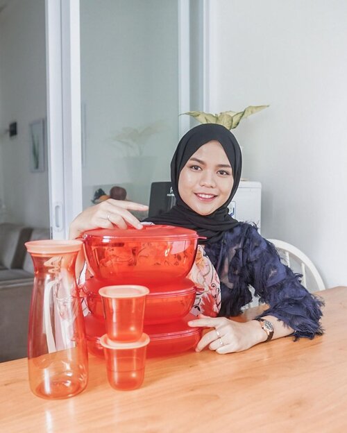 Ramadan sebentar lagi, identik dengan buka bersama keluarga terdekat. Biasanya butuh wadah atau tempat makan yang ukurannya lebih besar 😁 Pas banget nih ada package terbaru Tupperware Classy Crystallin yang isinya super lengkap dan hadir dengan berbagai ukuran. Apalagi desainnya juga Classy & Elegant, cakep bgt kalau disimpan di ruang makan 💕Soal kualitas, semua produknya Tupperware ngga perlu diragukan lagi ya, sudah banyak yg membuktikan. Awet, tebal, terbuat dari bahan kristalnya dan sudah foodgrade serta reheatable di microwave. Jadi sangat aman saat digunakan untuk makanan di rumah.Yuk, Moms dapatkan produk terbarunya sekarang juga 😉 swipe left for details 👉..@clozetteid @tupperwareid  #paketupperware #classycrystalline #makanbarengtupperware #tupperwarexclozetteidreview #clozetteid #cicidesricom