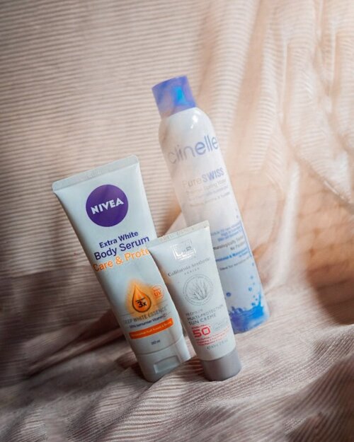 Meskipun musim hujan tapi kadang siangnya matahari terik juga, ya ngga sih? Jadi ya sunscreen atau sun block tetap harus dipakai untuk melindungi kulit tubuh dan wajah. Satu lagi, aku suka banget sama @clinelleid PureSwiss Thermal Spring Water utk soothing & menghidrasi kulit yang bisa dipakai dari ujung kaki sampai ujung rambut 😂

Tetap yang 2 produk lainnya juga masih jadi andalan, mulai dari tekstur dan progressnya OK ❤️ Inframe :
@nivea_id Extra White Body Serum
@clinelleid PureSwiss Thermal
@hicharis_official Sun Creme Spf 50
.
.
#cicidesricom #charisceleb #hicharis #clinelle #niveabodyserum #beautyhacks #beautytips #sunscreenspf50 #beautyphotography #beautyproduct #sunblock #clozetteid