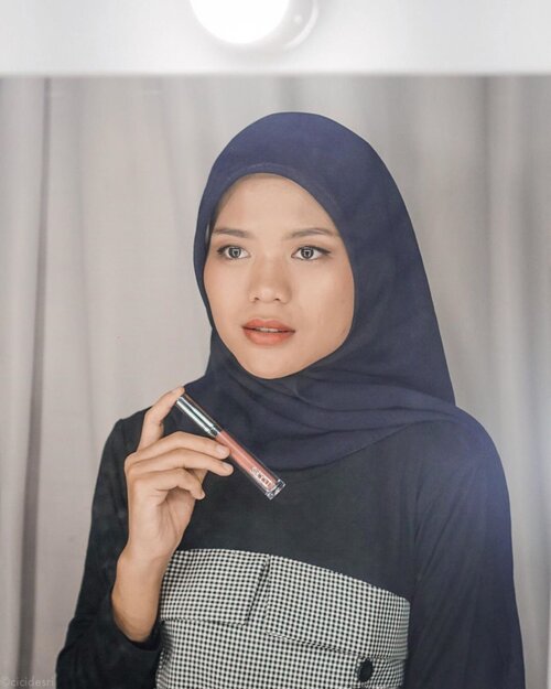 Masih tentang Lip Creme Nude. Happy banget karena ini tuh produk lokal yang punya kualitas OK. Aku udah pakai lama tapi baru sempet review karena sayang bgt kalo ngga dishare.Holy Lipcreme Looke Cosmetics punya 4 shades Lip Creme Nude (tapi aku cuma pakai 2 shades) dan 1 Lip Polish yang bisa dipake as a Lip Topper also: .💋 Holy Lip Creme Gaia💋 Holy Lip Creme Hebe💋 Holy Lip Polish LunaHoly Lip Creme Looke Cosmetics ini hasilnya Matte but still light, pigmented, coverage, waterproof dan multifungsi, bisa dipake buat blush and eye shadow. Soal kualitas, mereka sudah mendapatkan sertifikasi HALAL, CRUELTY FREE & VEGAN.Review lengkapnya sudah up di blog #cicidesricom 💋@lookecosmetics ..................#cidesreview #lipcremeamtte #lipcreammatte #beautyhacks #lipjunkie #lookecomestics #lookelipcreme #holylipcreme #holylippolish #clozetteID #beautyaddict