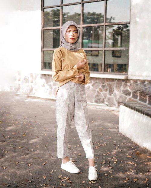 Everybody is nicer to me when I'm in yellow. Cam......................................................#cicidesricom #travelnesia #ootd #hotd #fashionaddict #fashionblogger #fashionable #hijabstyle #hijabstreetstyle #hijablook #outfitsideas #outfittoday #clozetteid #theinsider #lifestyle #bloggerlife #influencer