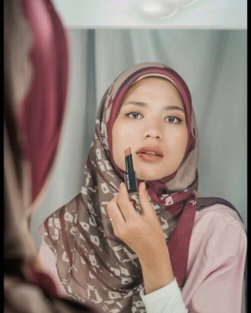 Selain warna, tekstur dan kandungan lipstick jadi pertimbangan kalo mau beli lipstick. Ngga mau dong, pakai lipstick yg bikin bibir kering & pecah-pecah 😣Shu Uemura Rouge Unlimited yang ku pake ini punya hasil yg berbeda (matte & satin) tapi teksturnya OK banget di bibir. Packagingnya mevvah bgt 🥰 💋 Shu Uemura Rouge Unlimited RD 155💋 Shu Uemura Rouge Unlimited Amplified Matte AM WN 294💋 Shu Uemura Rouge Unlimited Matte M BR 781Review lengkapnya sudah tayang diblog. Anyway, kamu bisa cek review dari beauty enthusiast lainnya di SOCO Review ❤️..@beautyjournal #beautyjournal #beautyjournalsociolla #sociolla #cicidesricom .................#clozetteid #lipstick #lipsticks #lipstick💄 #lipstickswatch #lipstickjunkie #lipstickaddict #lipsticklover #lipstickmatte #lipstickhoarder